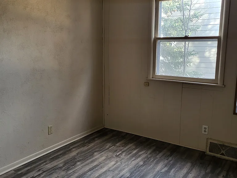 313 E Tallent St — Photo 5