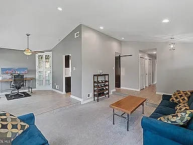 422 Avondale Dr — Photo 8