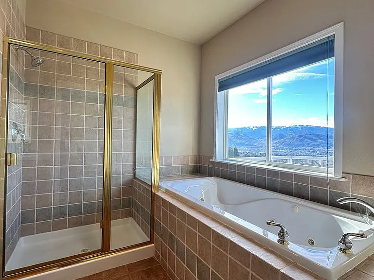946 Briarwood Dr — Photo 13