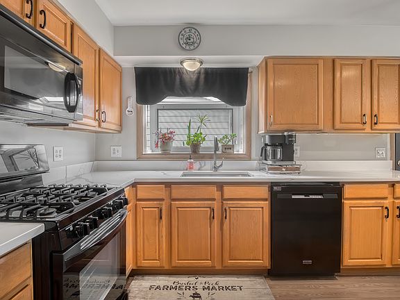 3rd image of 591 Sussex Ct