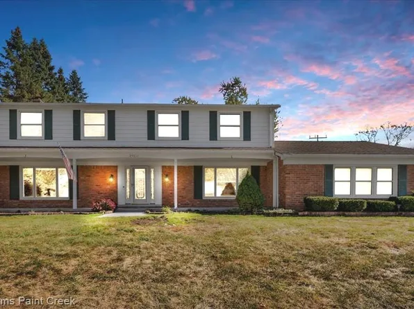 29816 Club House Ln, Farmington Hills, MI 48334
