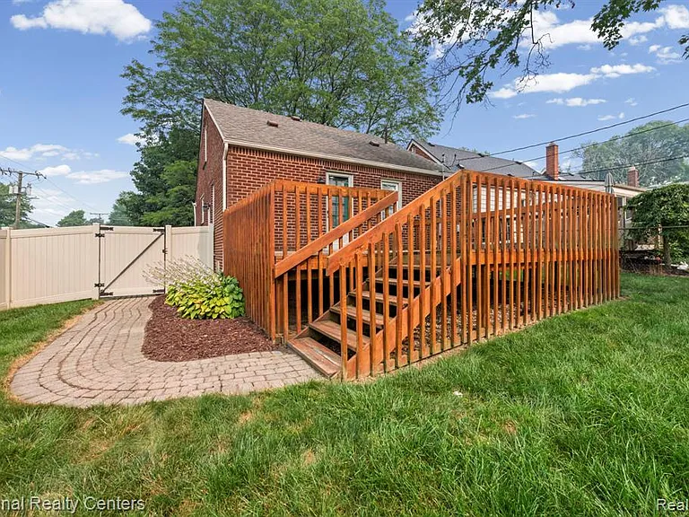 4521 Elmwood Ave — Photo 8