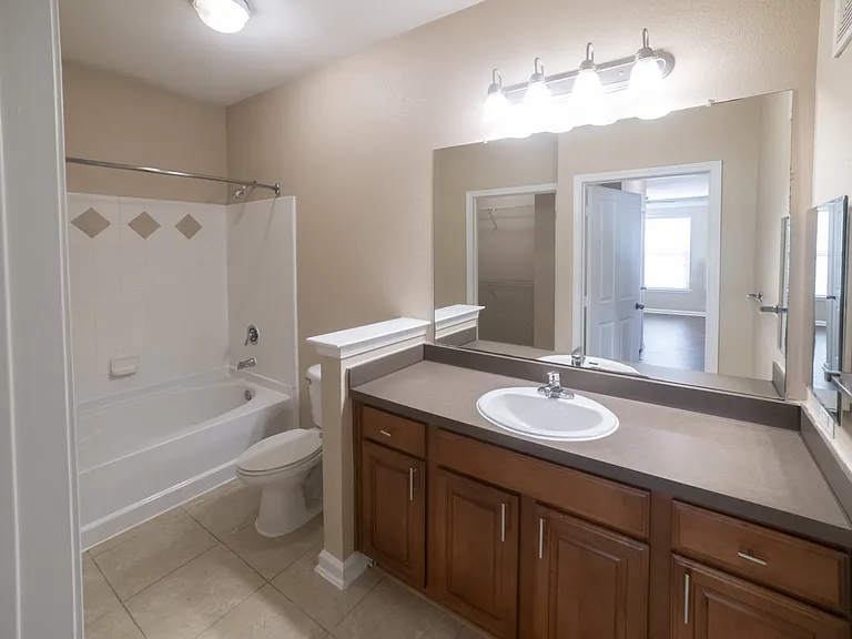 The Fenwick Apartment Homes — Photo 15