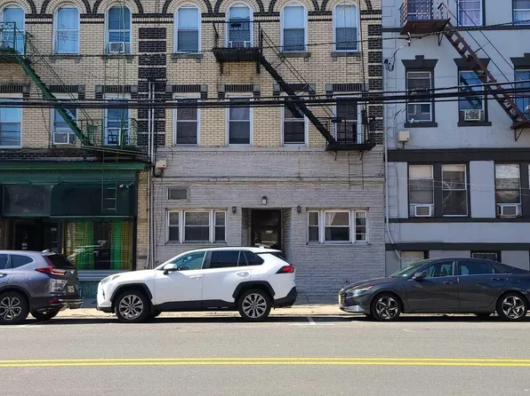425 61st St, West New York, NJ 07093