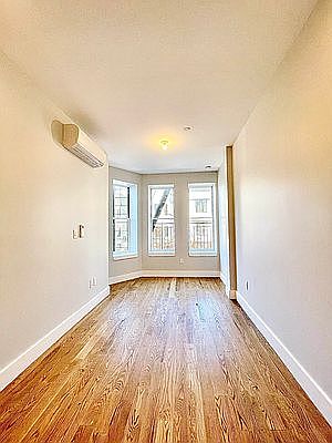 3rd image of 1354 Jefferson Ave #2L