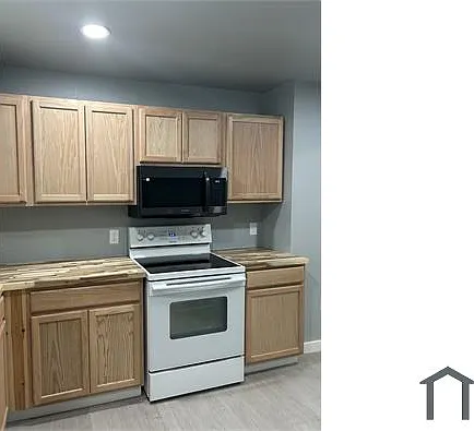 1019 Poinsettia — Photo 4