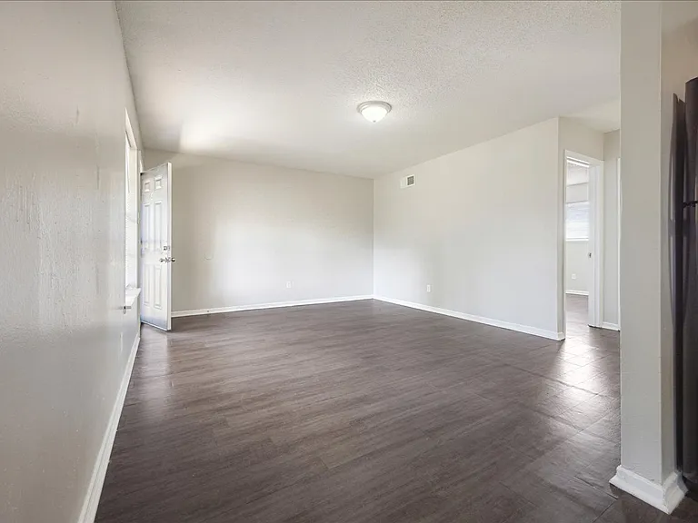 Holmes Pointe Apartments — Photo 21