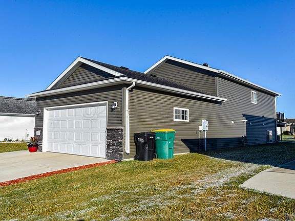 3rd image of 606 38th Ave E