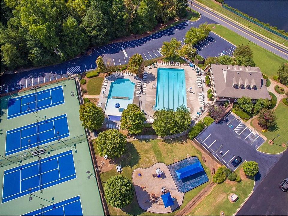 2nd image of 530 Clear Lake Ln