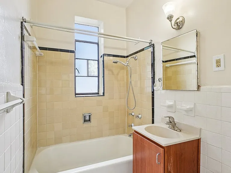 Cameron Court Apartments — Photo 83