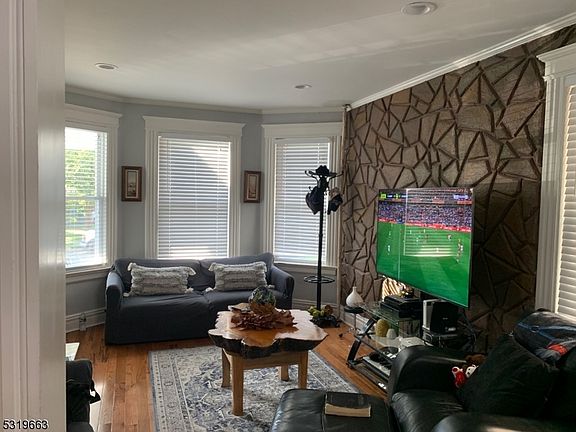 3rd image of 218 Mount Vernon Ave