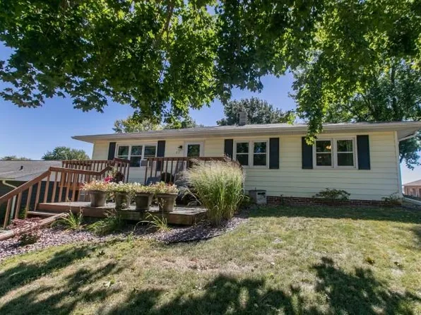 613 W Clarence St, Dodgeville, WI 53533