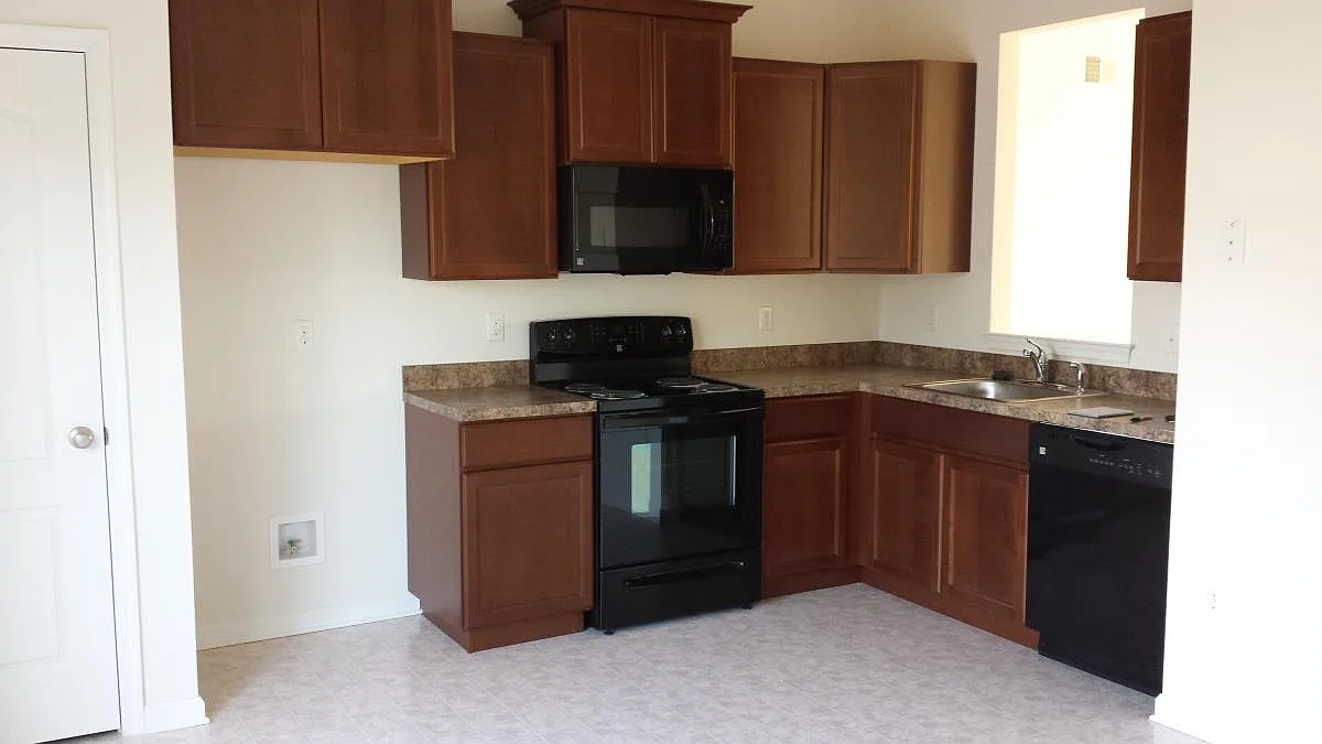 3 bed, 2.5 bath, 2000 sqft, $2,100 — Photo 2