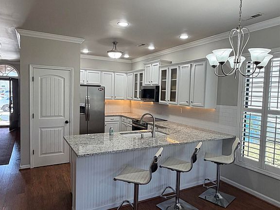 4th image of 389 Reed Way