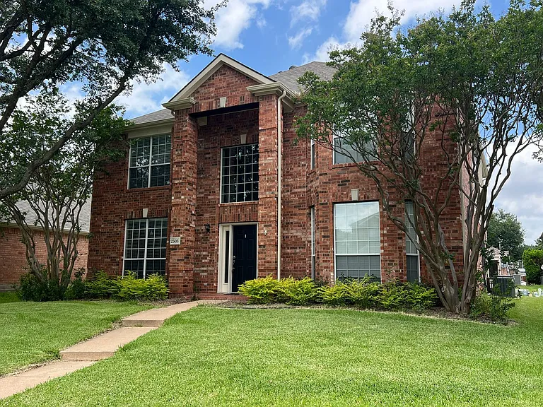 2505 Hunters Run Dr — Photo 2