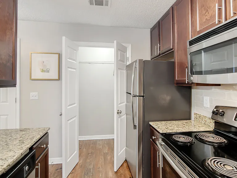 Lakeshore Pointe Apartment Homes — Photo 9