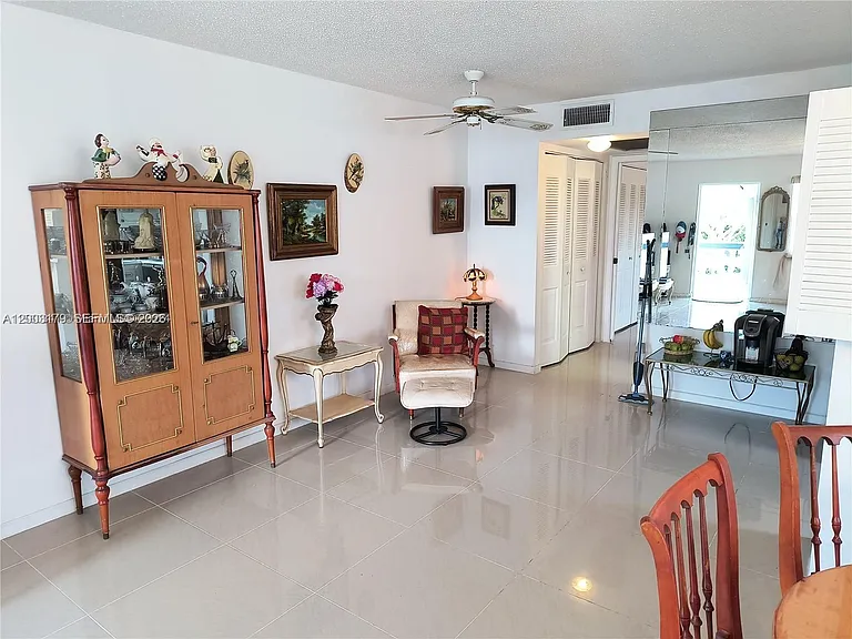 308 Markham N — Photo 2