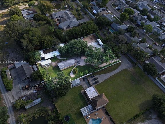 5th image of 4001 SW 73rd Ave