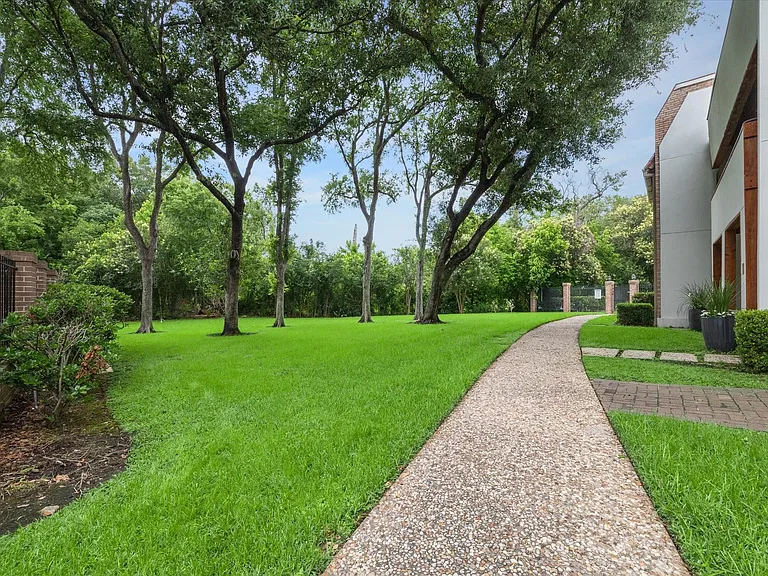 7922 Woodway Dr — Photo 31