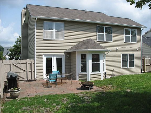 3rd image of 727 Woodcote Ln