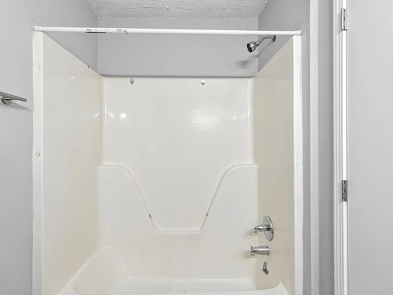 Pineview Apartments — Photo 31
