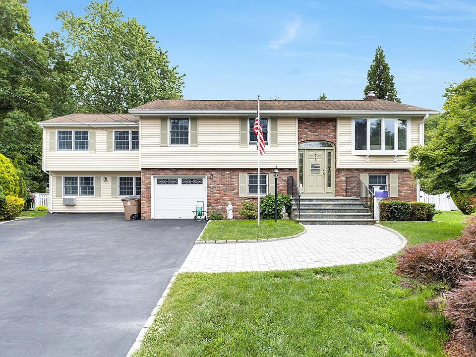 1st image of 71 Barmore Dr E