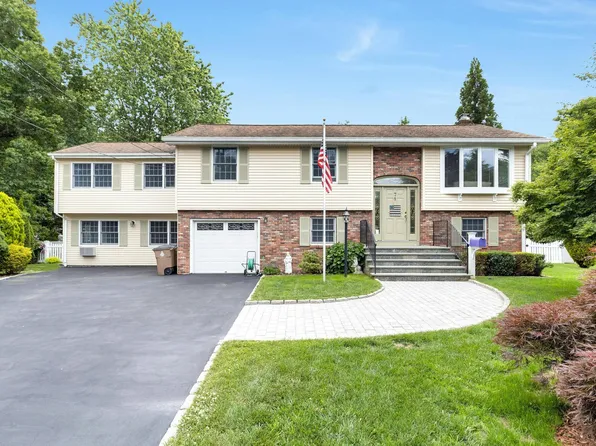 71 Barmore Dr E, Stamford, CT 06905