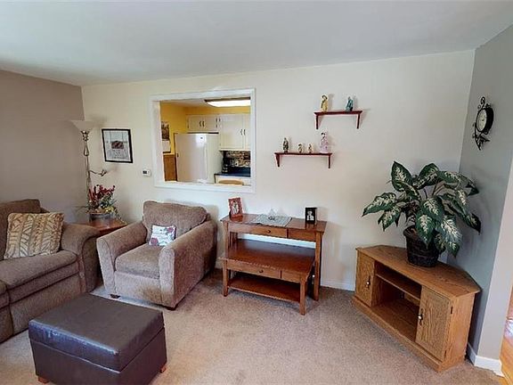 3rd image of 10 Lindbergh Ct