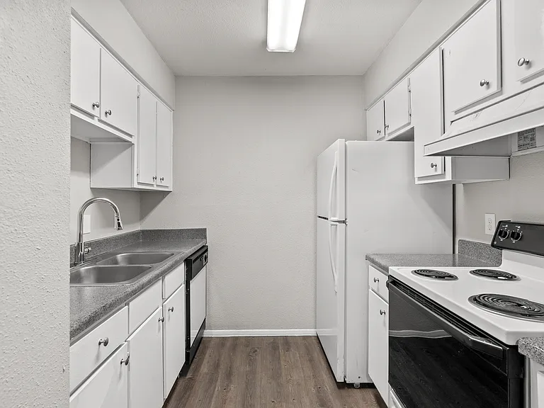 Holly Apartments — Photo 10