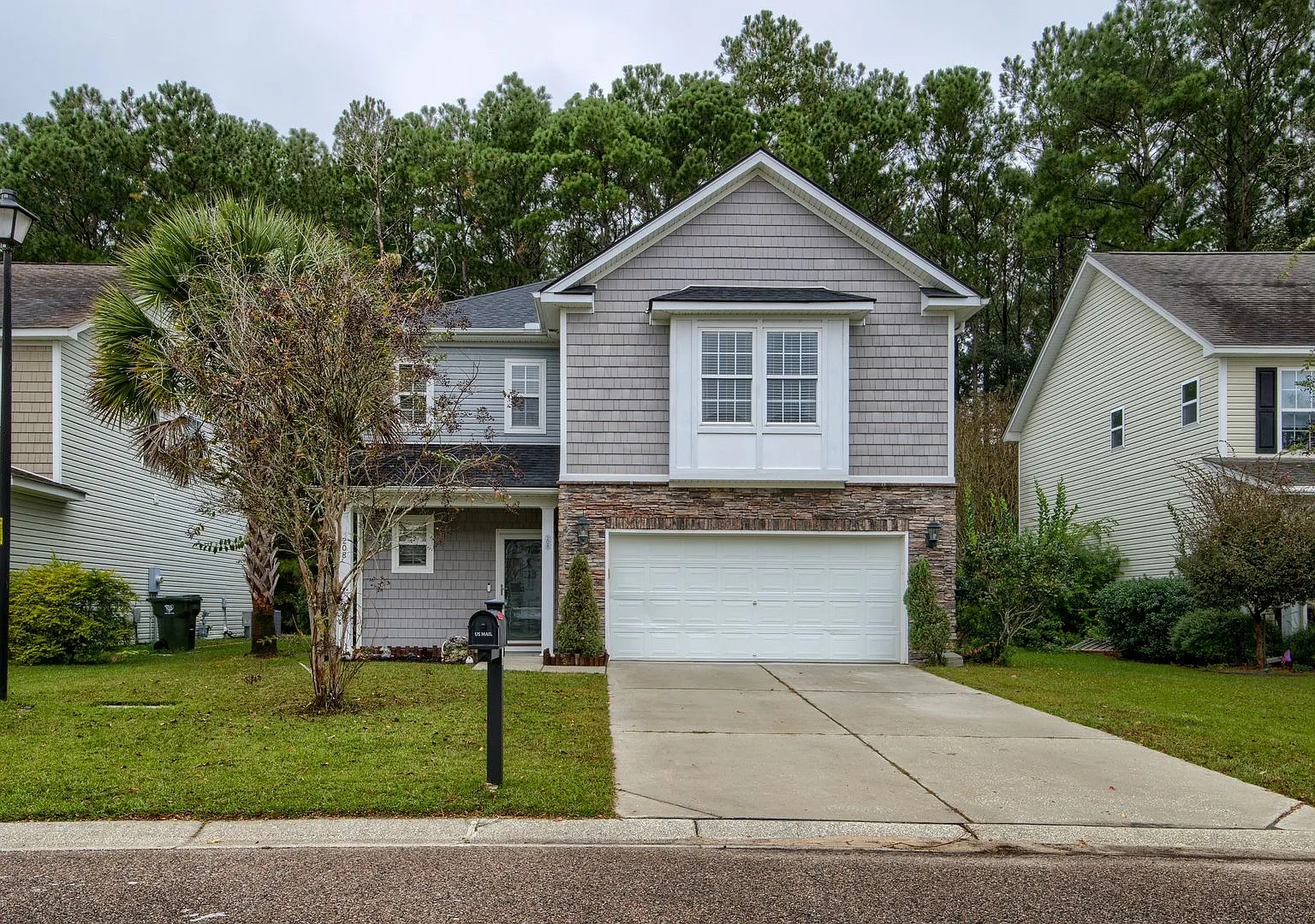 Spacious Home Near Foxbank Amenities — Photo 1