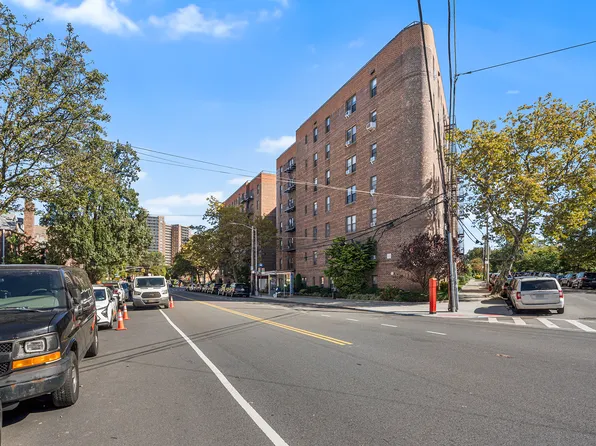 71-11 Yellowstone Boulevard image 3 of 14