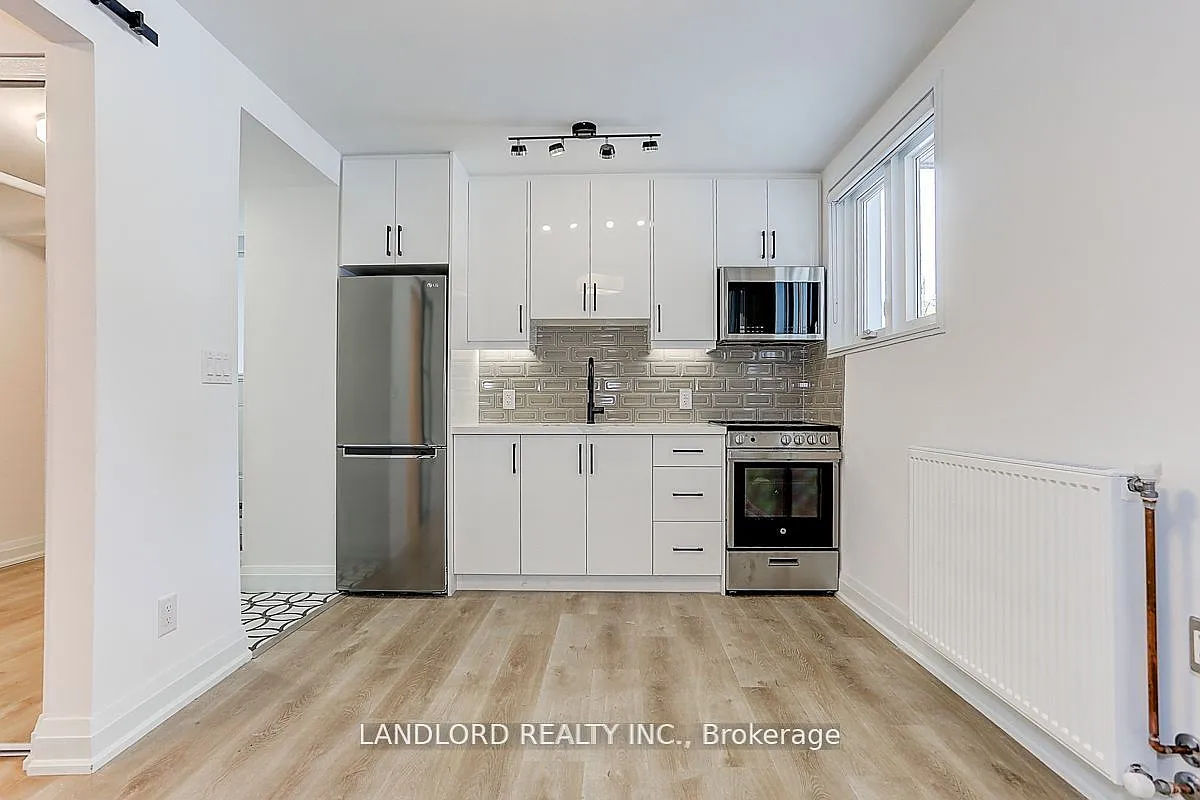 2520 Bloor St W - 23 — Photo 2