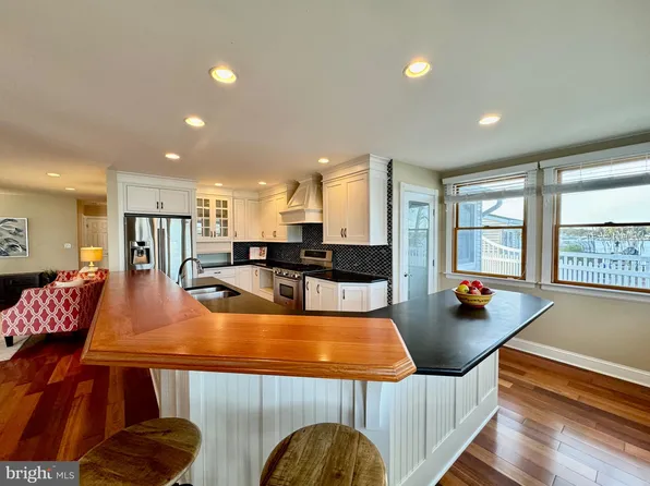 1406 Woodland Beach Rd, Pasadena, MD 21122