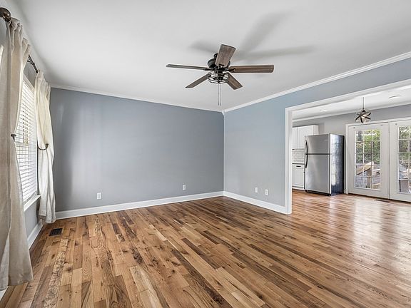 5th image of 105 White Oak Dr