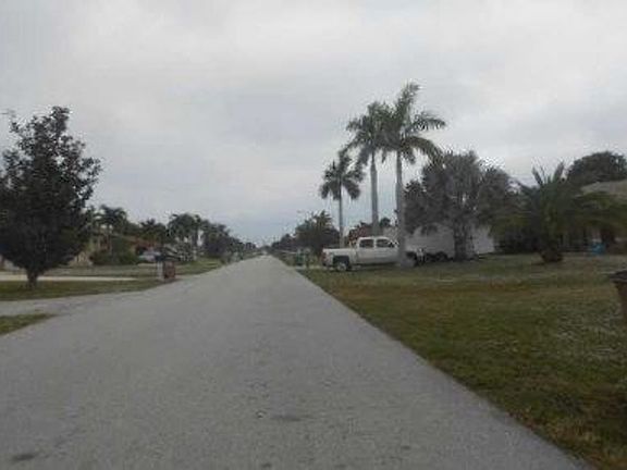 Exterior Neighborhood (street photo)