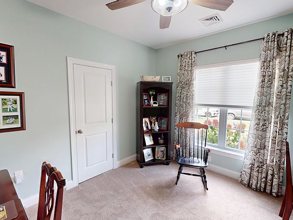 5th image of 302 Sandy Cir