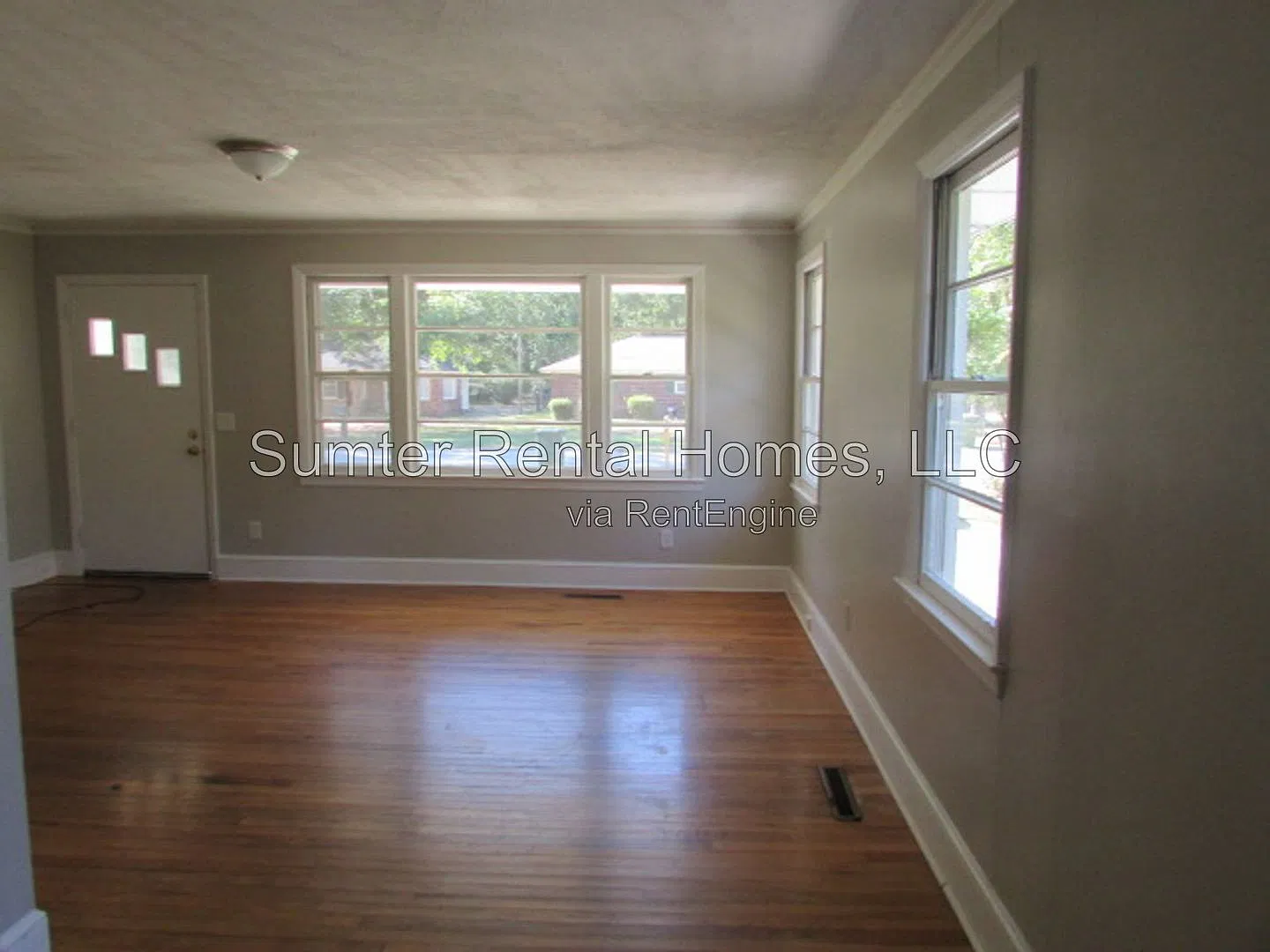 3 bed, 1.5 bath, 1237 sqft, $1,300 — Photo 2