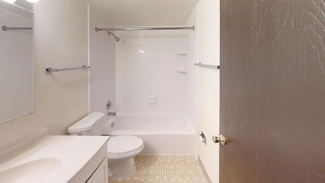 Colonial Village Apartments — Photo 3