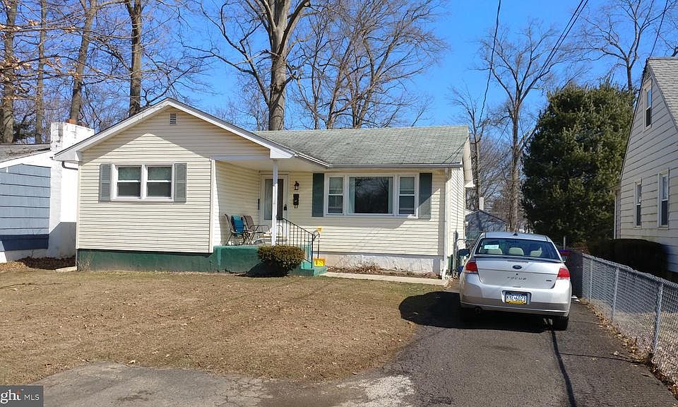 2nd image of 453 Maple St