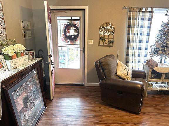 2nd image of 340 Fielden St