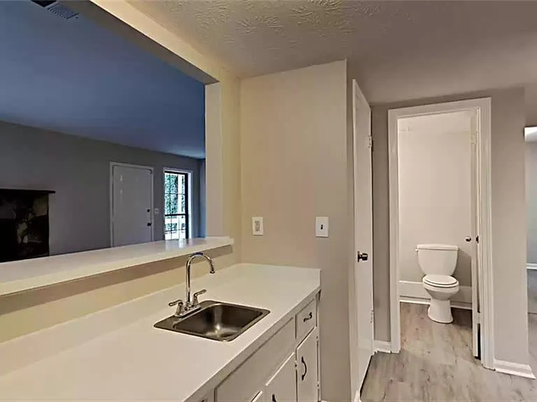 1386 Williamsburg Ln — Photo 11
