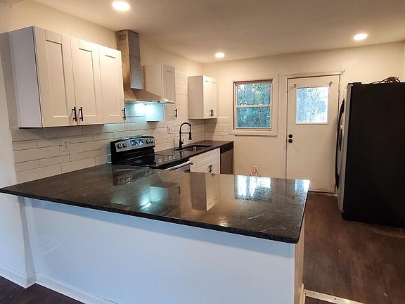 3rd image of 4709 Derry St