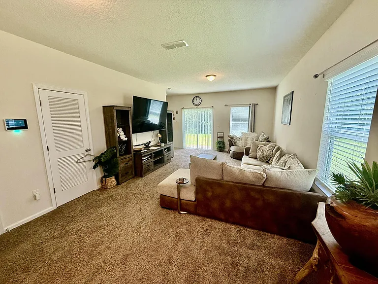 887 Capitol Pkwy — Photo 3