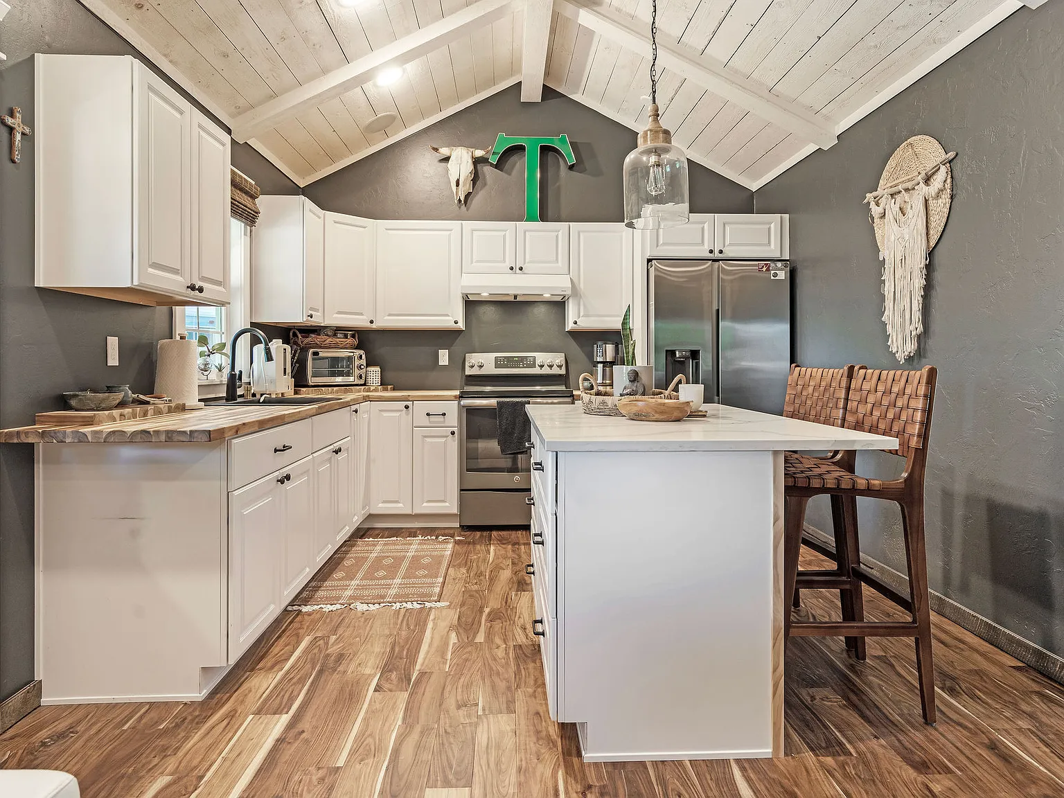 8 bed, 5352 sqft, $13,000 — Photo 3
