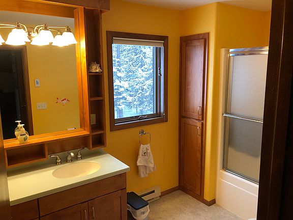 2nd floor full bath.