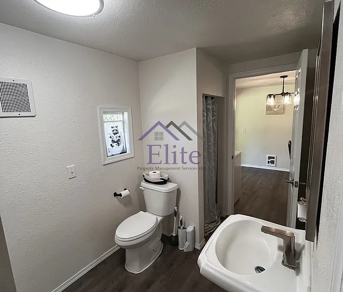 101 E Wood Ln — Photo 10