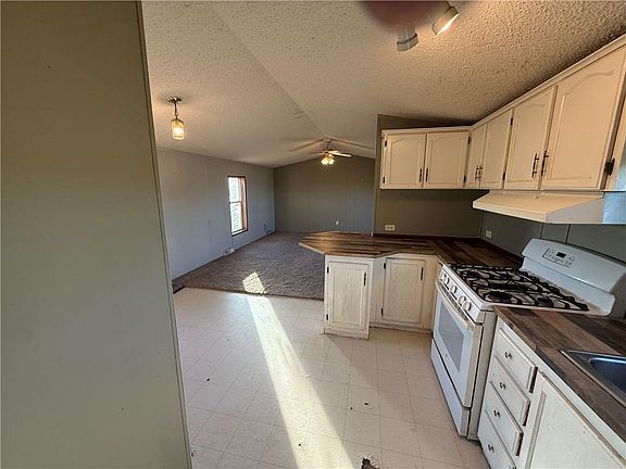 5th image of 596 Jackson Rd