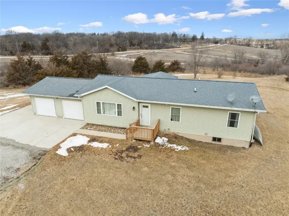 2875 58th St, Vinton, IA 52349