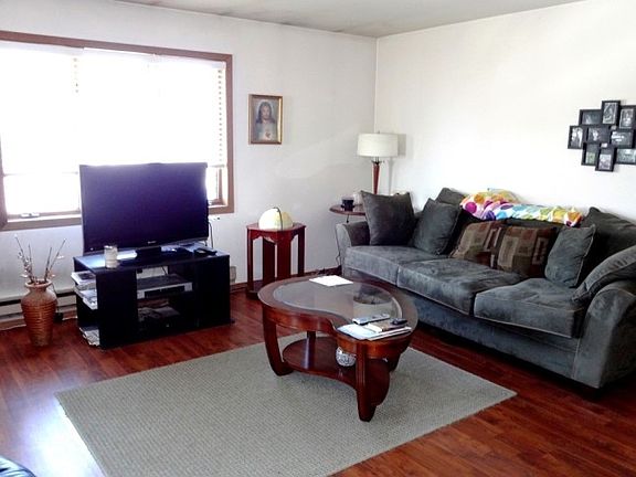 3rd image of 611 Crawford Dr