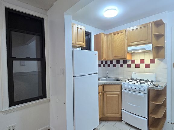 3rd image of 216 E 29th St APT 3H